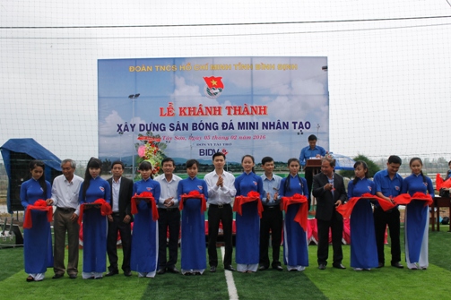 Các đồng chí đại biểu tham gia cắt băng khánh thành sân bóng đá mini tại   huyện Tây Sơn